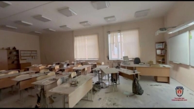 Девушку, напавшую на школу в Красноярске, отправили в изолятор. Трое пострадавших в реанимации